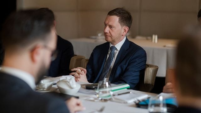 Sachsens Regierungschef Michael Kretschmer besucht Moskau und spricht mit Putin über den Fall Nawalny. Sachsens Regierungschef Michael Kretschmer besucht Moskau und spricht mit Putin über den Fall Nawalny.