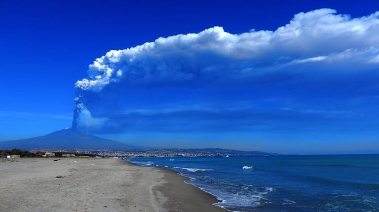 Leerer Strand auf Sizilien: Im März spuckte der Ätna Rauch und Asche in die Luft (Archivbild).