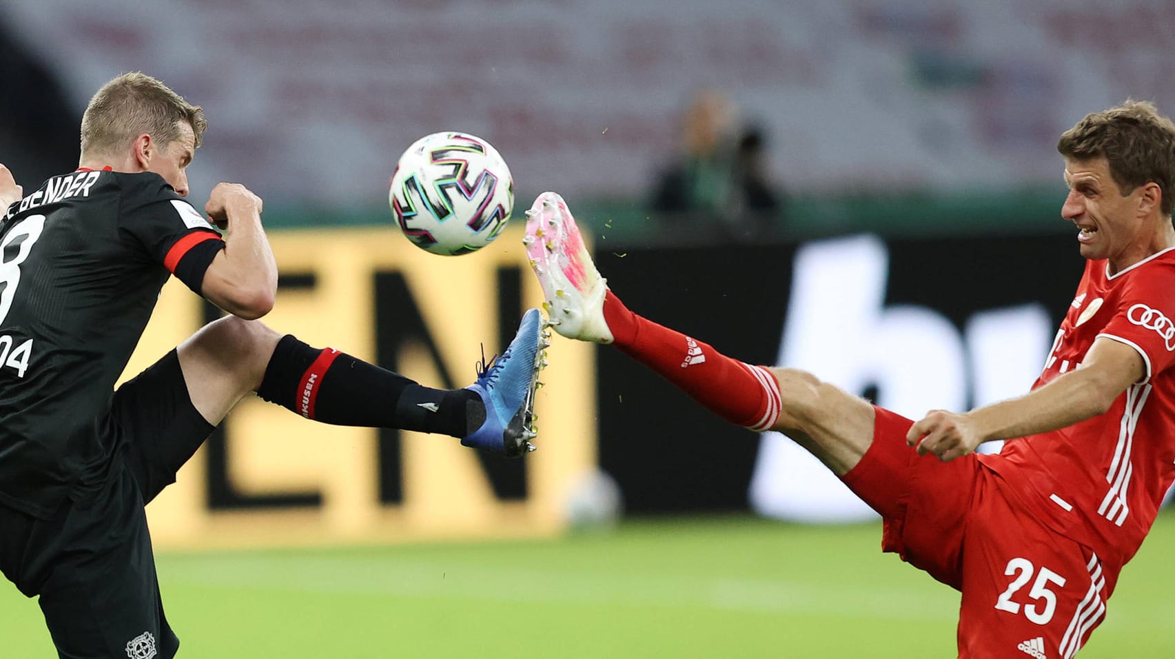 Zweikampf im Pokalfinale zwischen Lars Bender und Thomas Müller (r.): Im vergangenen Jahr trafen Bayer Leverkusen und Bayern München aufeinander.