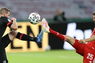 Zweikampf im Pokalfinale zwischen Lars Bender und Thomas Müller (r.): Im vergangenen Jahr trafen Bayer Leverkusen und Bayern München aufeinander.