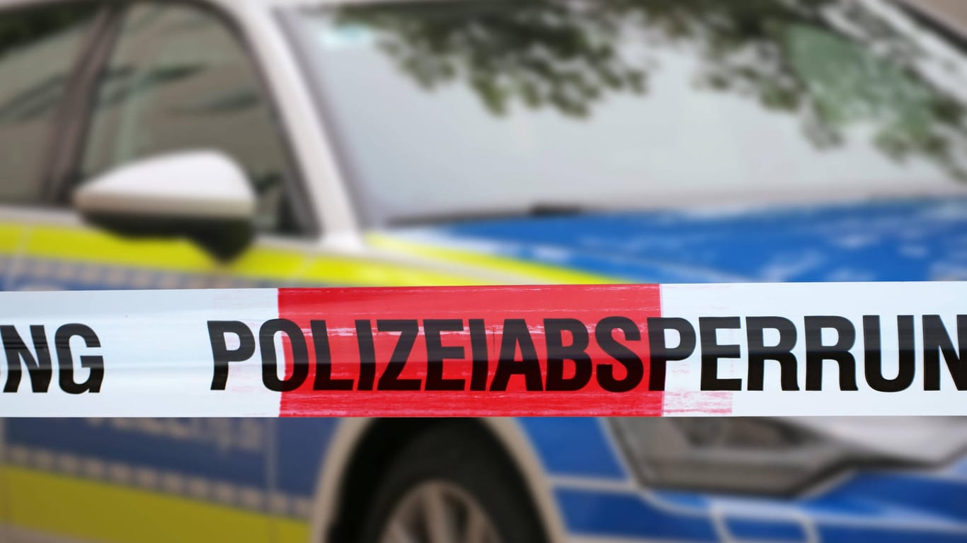 Polizeiabsperrung: In Dresden wurde ein toter Mann in seiner Wohnung entdeckt. (Symbolbild)