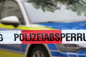 Polizeiabsperrung: In Dresden wurde ein toter Mann in seiner Wohnung entdeckt. (Symbolbild)