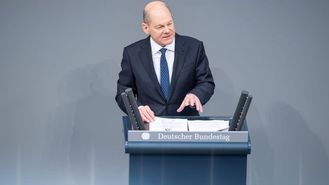 Olaf Scholz (SPD), Bundesfinanzminister, spricht im Bundestag.