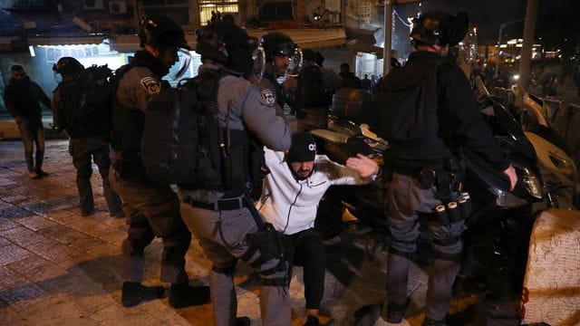 Israelische Bereitschaftspolizei verhaftet während Zusammenstößen in der Nähe des Damaskustors einen palästinensischen Mann. Israelische Bereitschaftspolizei verhaftet während Zusammenstößen in der Nähe des Damaskustors einen palästinensischen Mann.