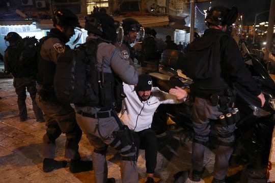 Israelische Bereitschaftspolizei verhaftet während Zusammenstößen in der Nähe des Damaskustors einen palästinensischen Mann.