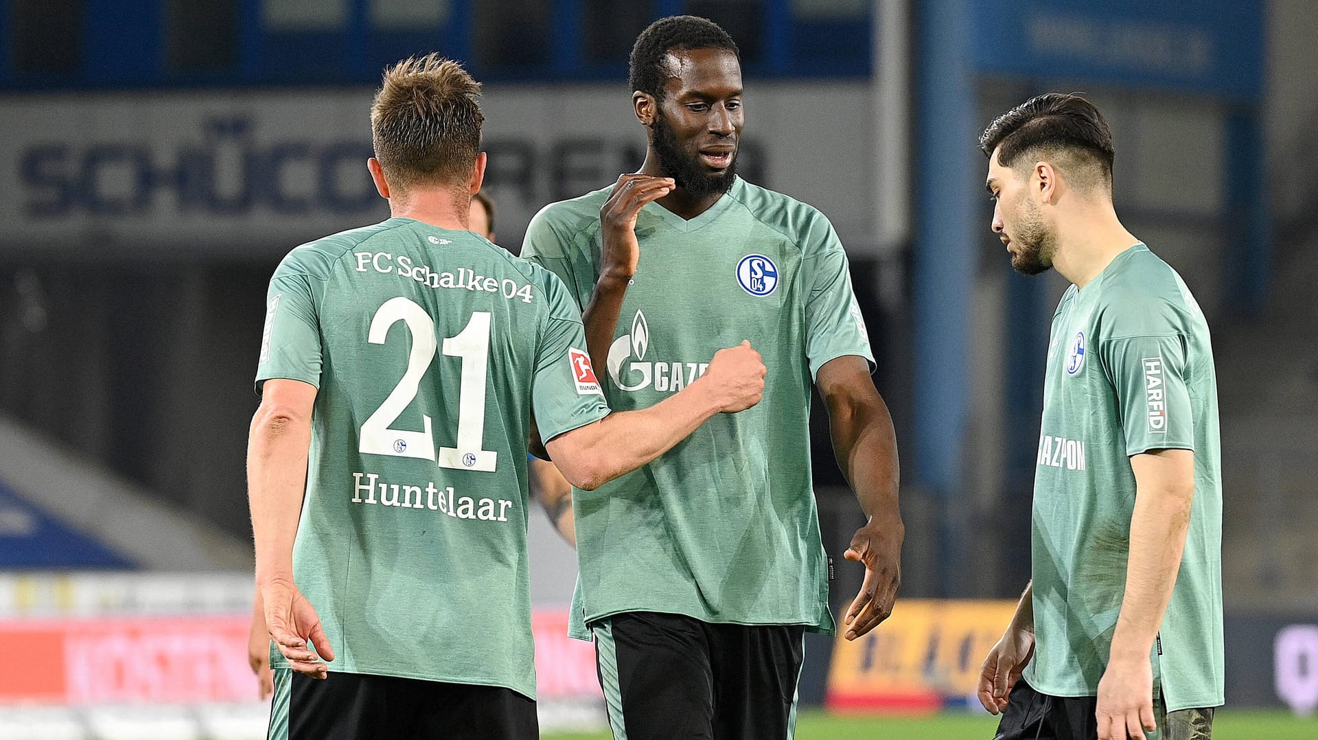 Pure Enttäuschung nach dem feststehenden Abstieg: Die Schalker Klaas-Jan Huntelaar, Salif Sane und Suat Serdar (v.l.).