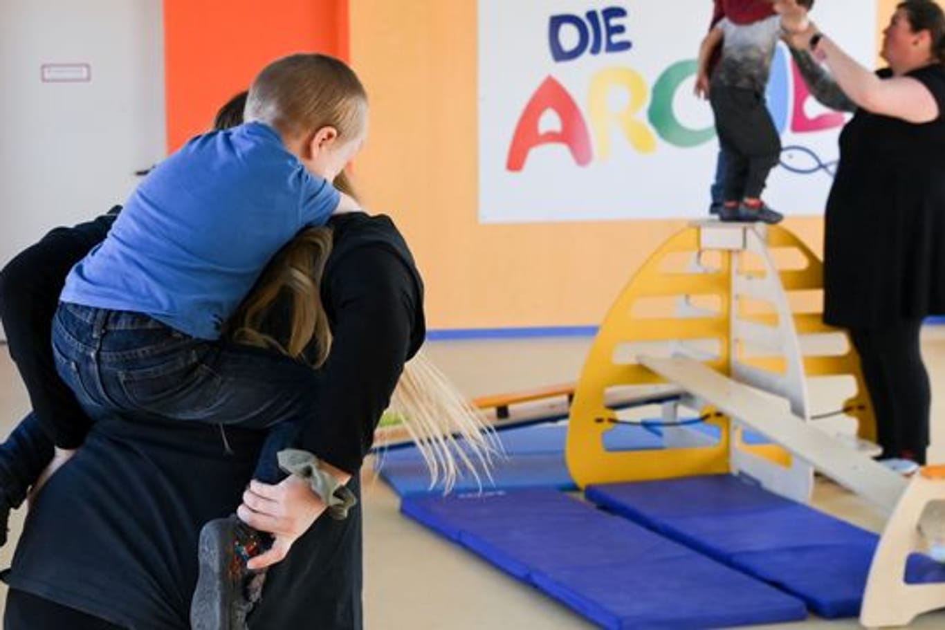 Kinder werden während der Freizeitbetreuung in der Arche in Hellersdorf betreut.