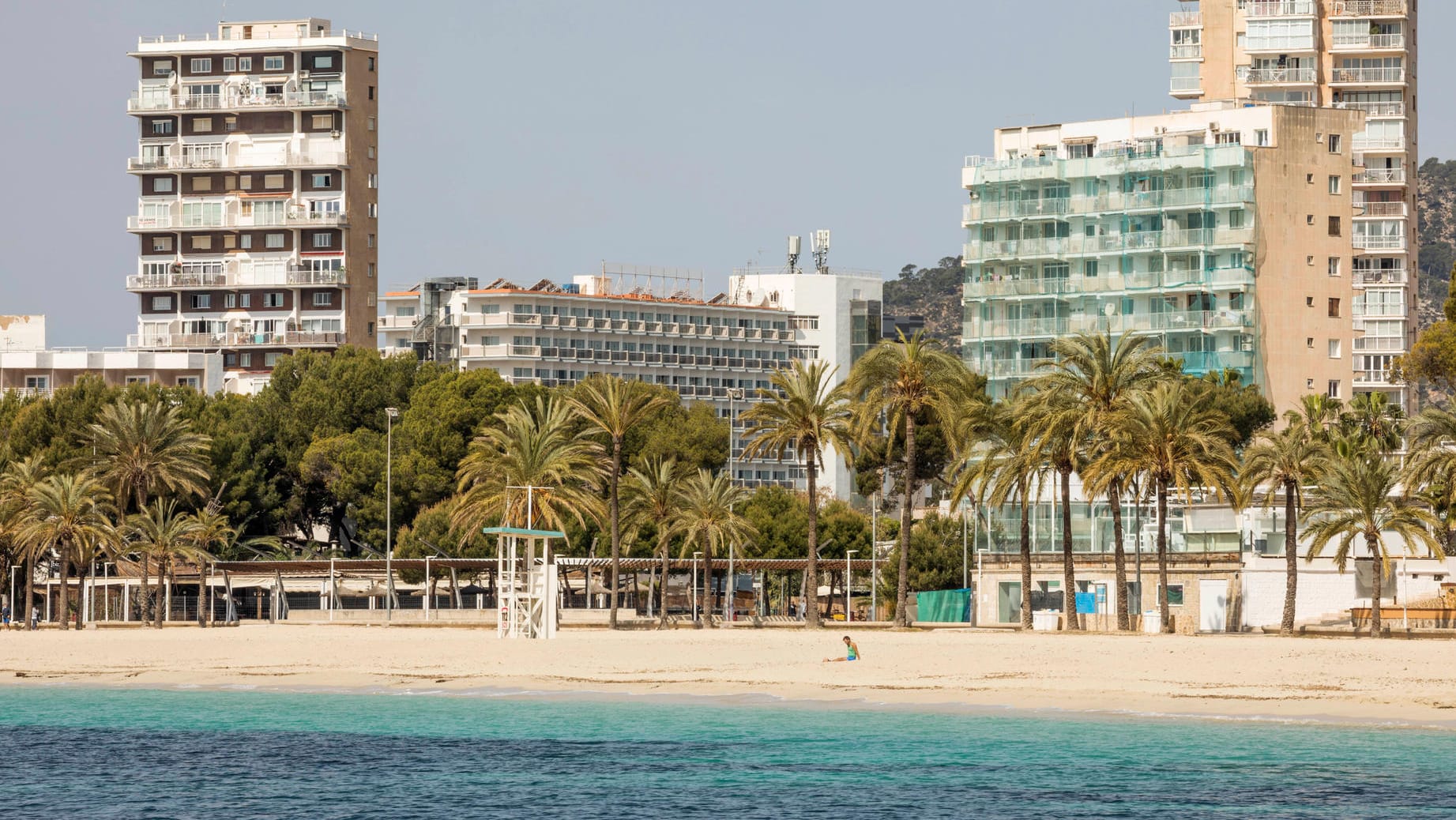 Strand von Magaluf auf Mallorca: Noch ist hier wenig los. Strand von Magaluf auf Mallorca: Noch ist hier wenig los.