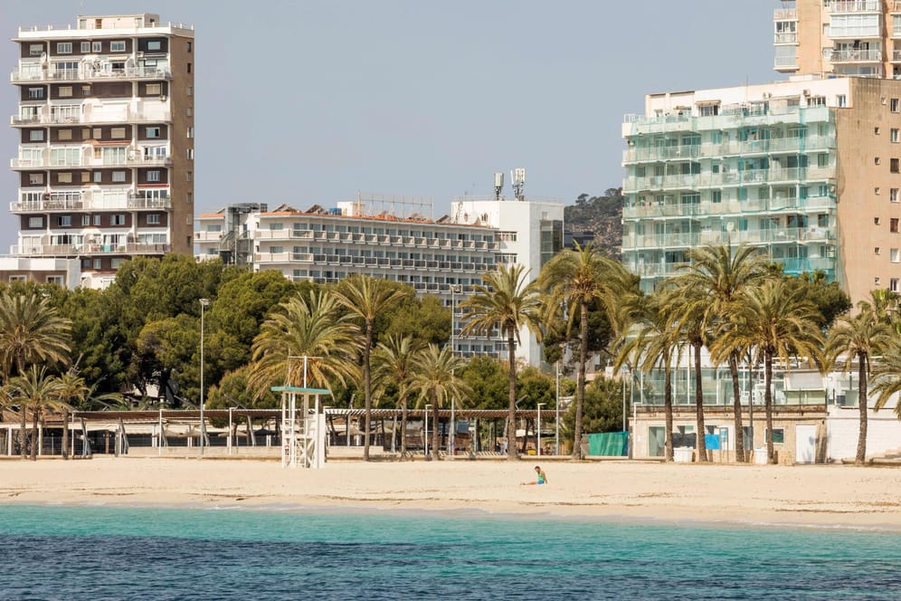 Strand von Magaluf auf Mallorca: Noch ist hier wenig los.