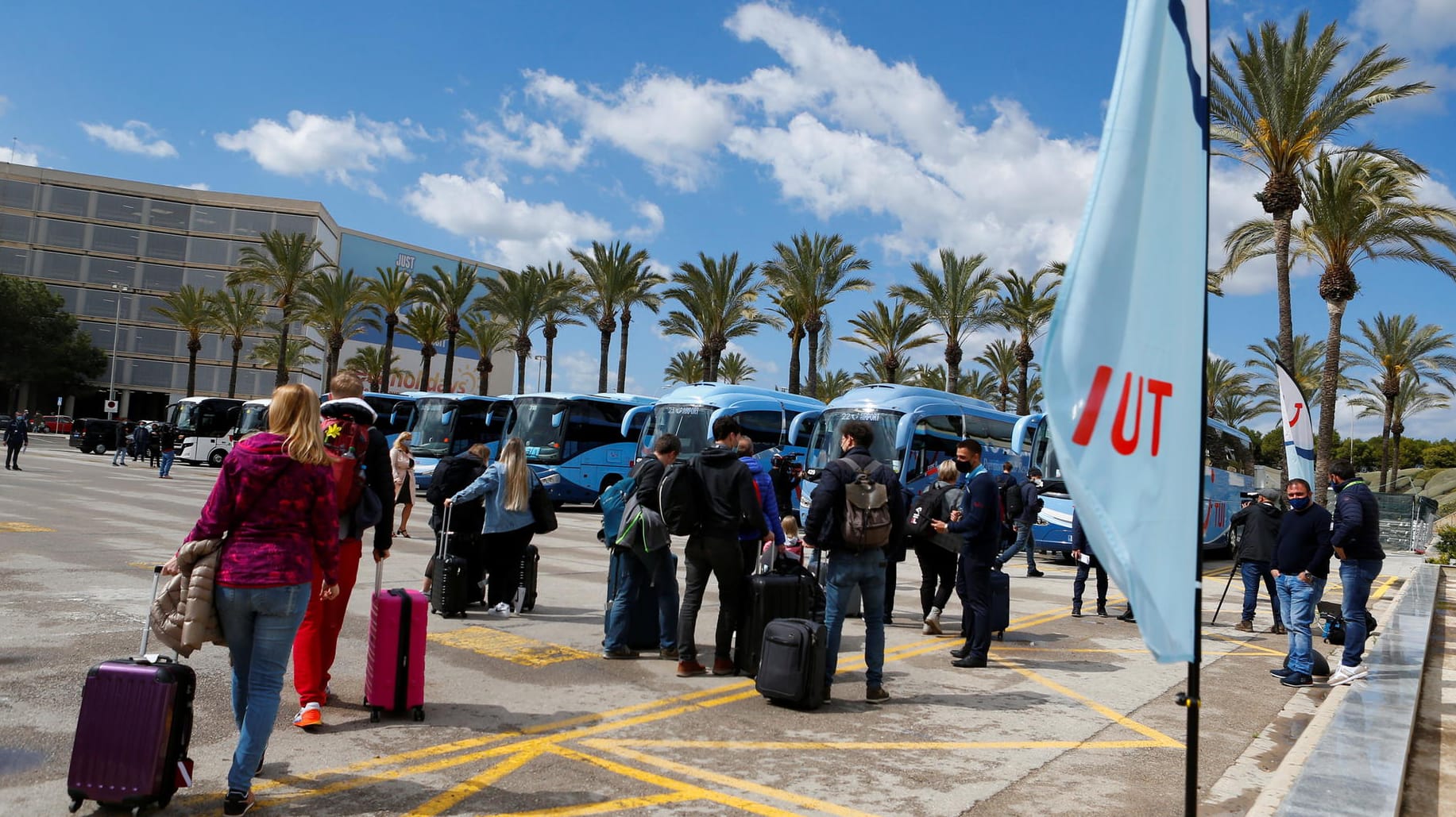Deutsche Touristen im März auf Mallorca: Auf der beliebten Balearen-Insel hofft man auf viele Urlauber im Sommer (Archivbild).