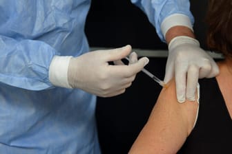 Eine Frau wird geimpft: Eine neue Studie hat die Anzahl an Fällen von seltenen Blutgerinnseln nach einer Astrazeneca-Impfung untersucht.