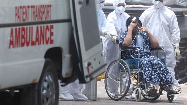 Mitarbeiter des Gesundheitswesens betreuen eine Patientin in einem Covid-19-Zentrum in Mumbai.