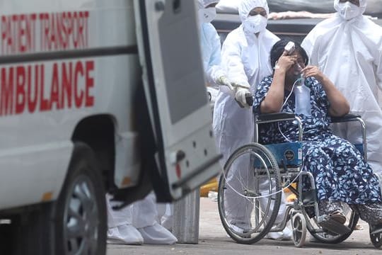 Mitarbeiter des Gesundheitswesens betreuen eine Patientin in einem Covid-19-Zentrum in Mumbai.