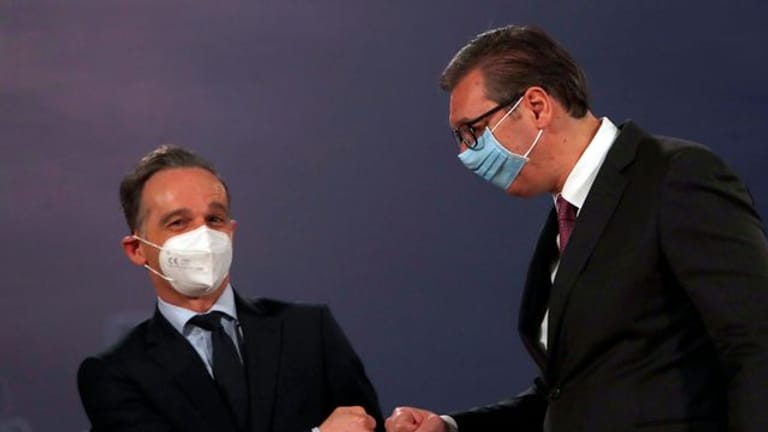 Corona-Faust-Gruß: Außenminister Heiko Maas (l) und der serbische Präsident Aleksandar Vucic in Belgrad.