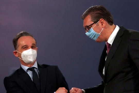 Corona-Faust-Gruß: Außenminister Heiko Maas (l) und der serbische Präsident Aleksandar Vucic in Belgrad.