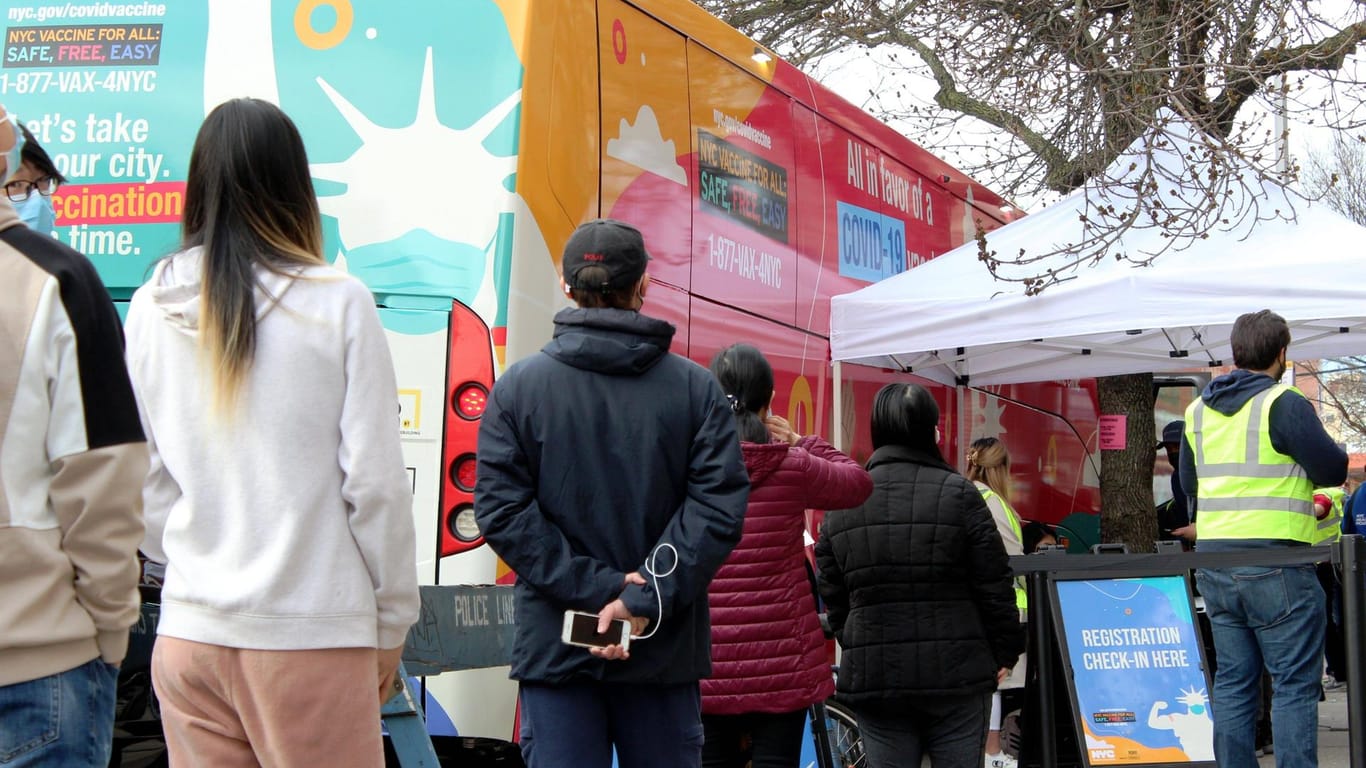 Eine Mobile Impf-Einheit in Brooklyn (New York): In den USA sind Busse unterwegs, um die Menschen allerorts gegen das Coronavirus zu impfen.