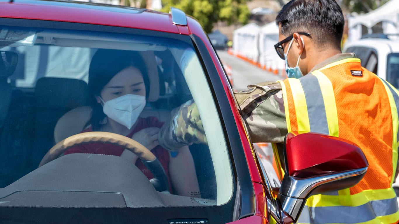 Eine Impfstraße im kalifornischen Los Angeles: In den USA ist es einfacher als in Deutschland, eine Impfung gegen das Coronavirus zu erhalten.