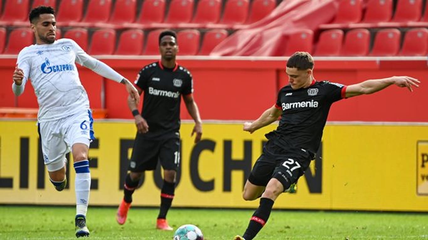 Bayer Leverkusens Florian Wirtz (r) macht gerade sein Abitur.