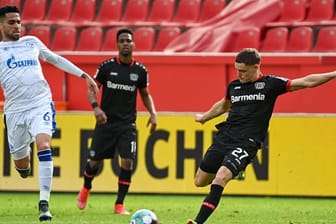 Bayer Leverkusens Florian Wirtz (r) macht gerade sein Abitur.