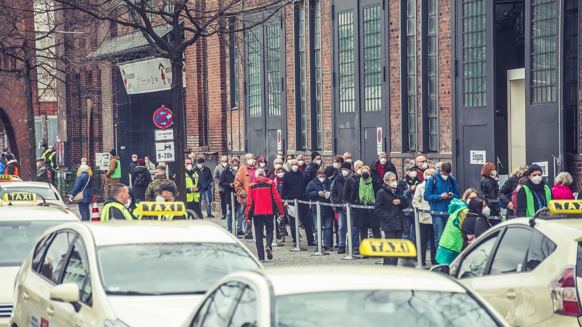 Lange Schlange vor einem Impfzentrum in Berlin: Die Aufhebung der Impfpriorisierung könnte den Druck nicht nur auf die Zentren deutlich erhöhen (Archivfoto).