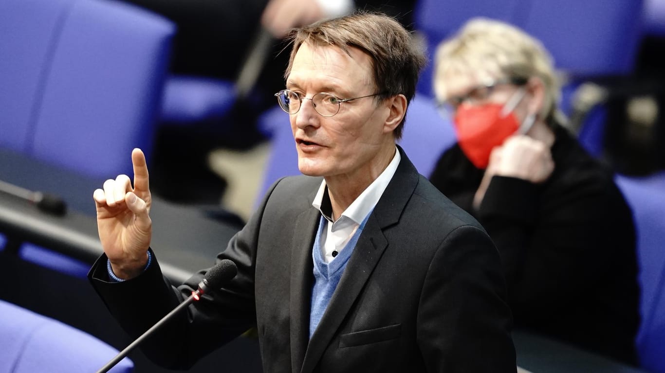 Karl Lauterbach spricht im Bundestag: Der SPD-Politiker musste sich einen Augenoperation unterziehen.