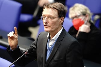 Karl Lauterbach spricht im Bundestag: Der SPD-Politiker musste sich einen Augenoperation unterziehen.