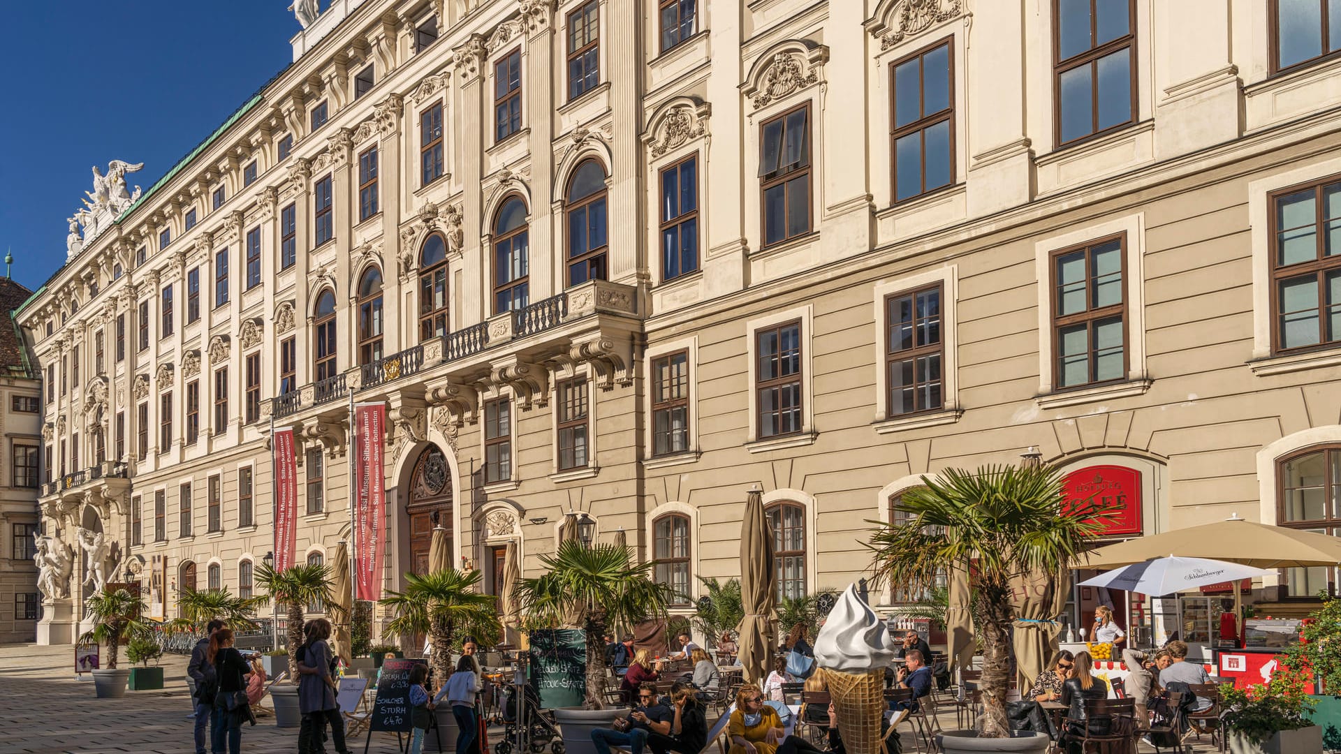 Das Café Hofburg im inneren Burghof der Hofburg in Wien (Archivfoto): Ende Mai dürfen Cafés und Restaurants in Österreich wieder öffnen.