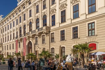 Das Café Hofburg im inneren Burghof der Hofburg in Wien (Archivfoto): Ende Mai dürfen Cafés und Restaurants in Österreich wieder öffnen.