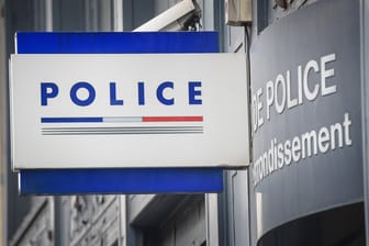 Die französische Polizei (Symbolbild): Bei einem Messerangriff auf eine Polizeiwache in der Nähe von Paris ist eine Mitarbeiterin getötet worden.