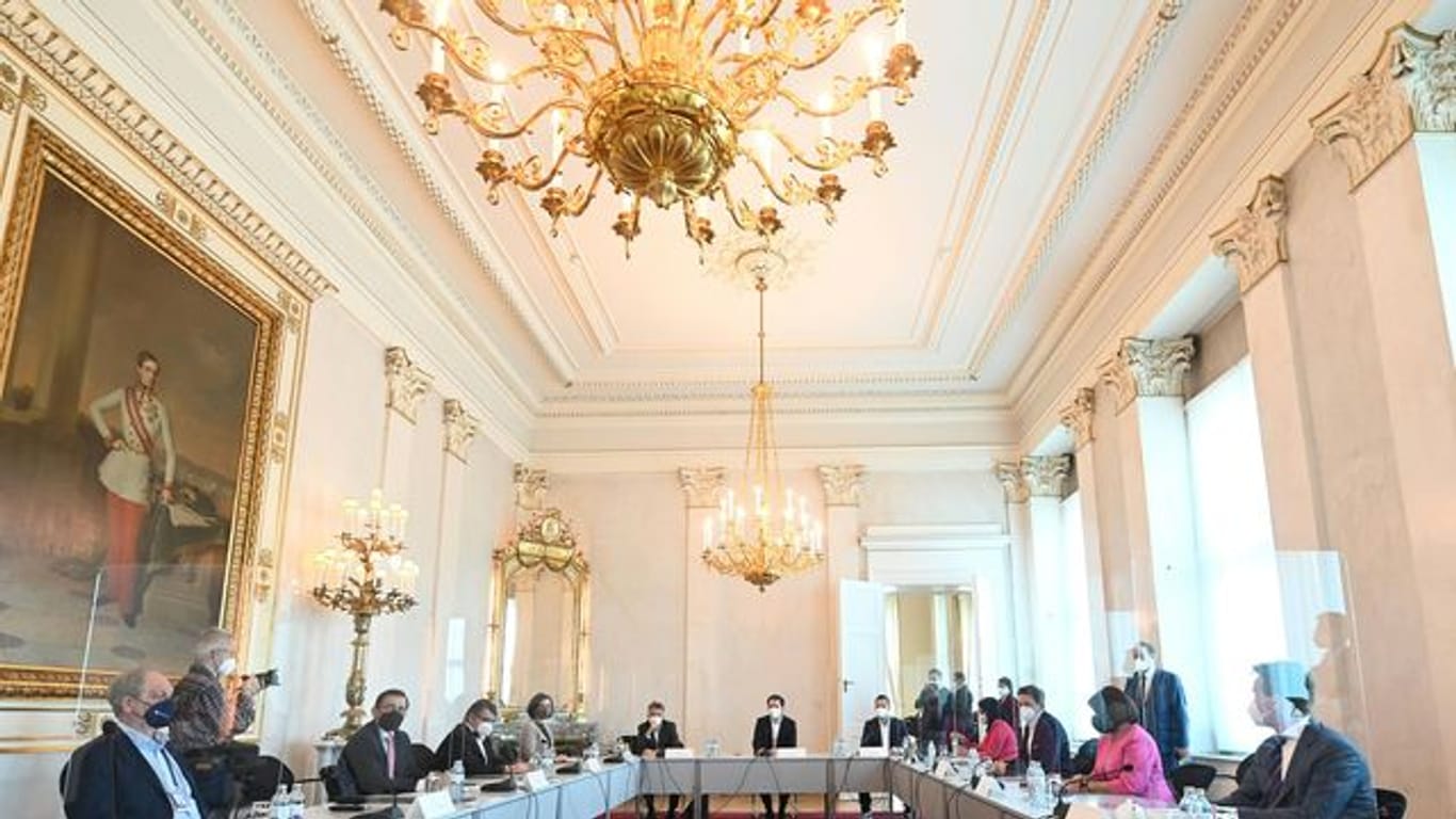 Spitzenrunde zum Thema Öffnungen in der Corona-Krise mit Bundeskanzler Sebastian Kurz (M) im Bundeskanzleramt in Wien.