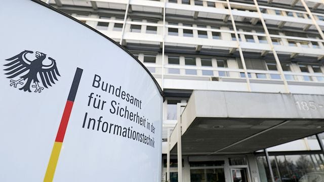 Im neuen IT-Sicherheitsgesetz wird die Rolle des BSI ausgebaut, das sich stärker um die Cybersicherheit der Verbraucher kümmern soll. Im neuen IT-Sicherheitsgesetz wird die Rolle des BSI ausgebaut, das sich stärker um die Cybersicherheit der Verbraucher kümmern soll.