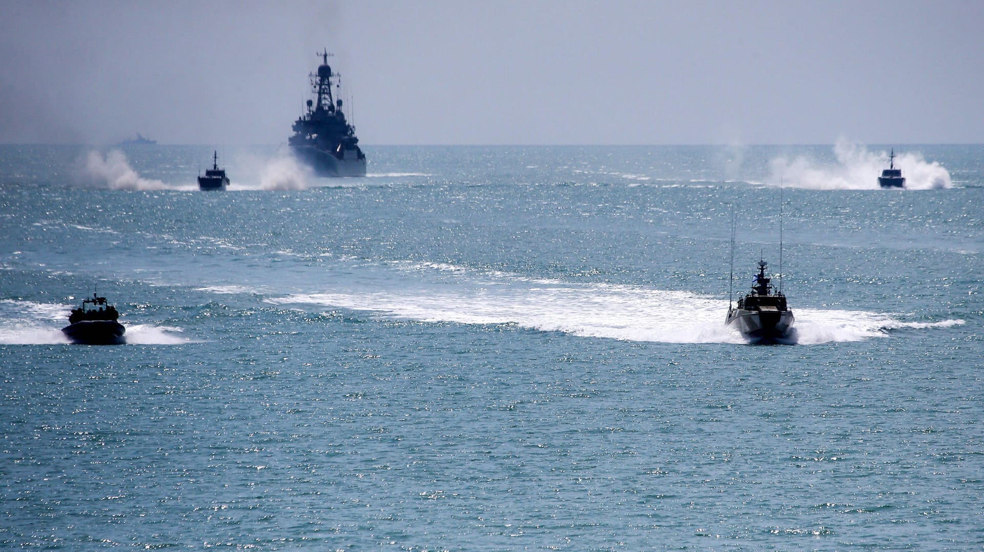 Schiffe im Schwarzen Meer: Die im Seerechtsübereinkommen der Vereinten Nationen verankerten Durchfahrtsrechte könnten durch das Vorhaben Russlands bald eingeschränkt werden.