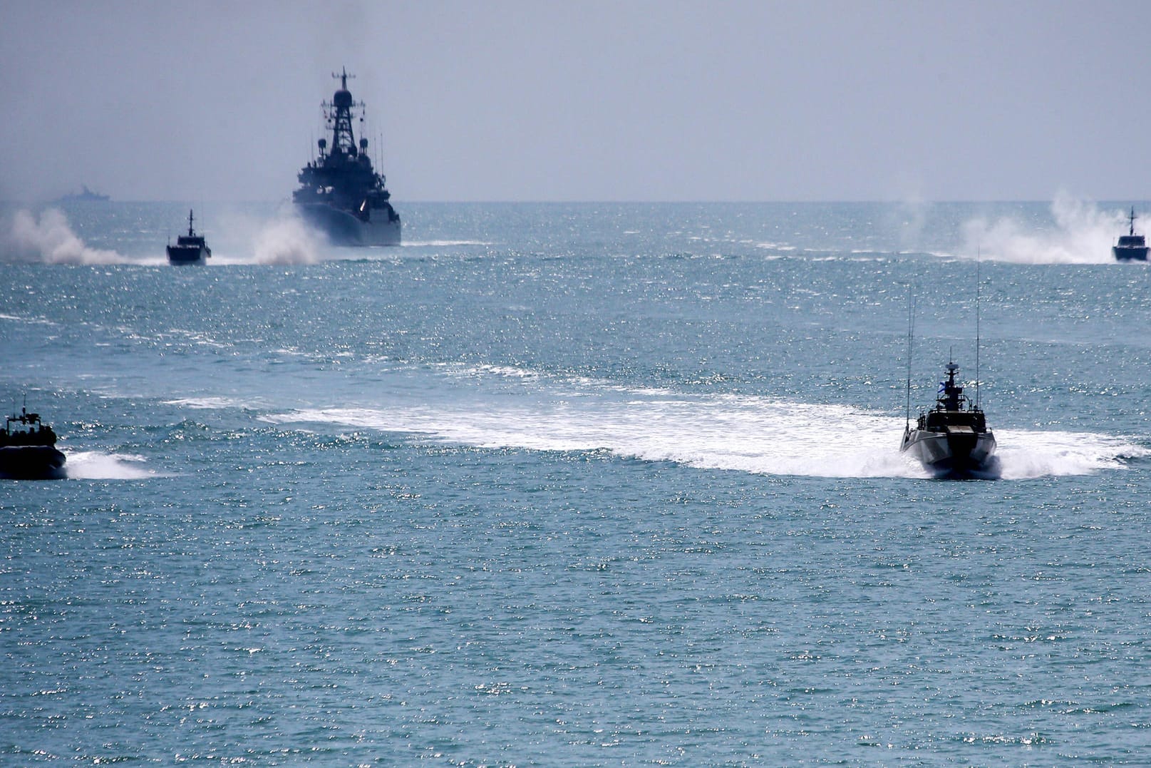 Schiffe im Schwarzen Meer: Die im Seerechtsübereinkommen der Vereinten Nationen verankerten Durchfahrtsrechte könnten durch das Vorhaben Russlands bald eingeschränkt werden.