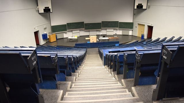 Leerer Hörsaal: Die Wissenschaftsminister befürchten, dass es zu einer "eingeschränkte(n) Studierbarkeit des Semesters in vielen Studiengängen" kommen könnte. Leerer Hörsaal: Die Wissenschaftsminister befürchten, dass es zu einer "eingeschränkte(n) Studierbarkeit des Semesters in vielen Studiengängen" kommen könnte.
