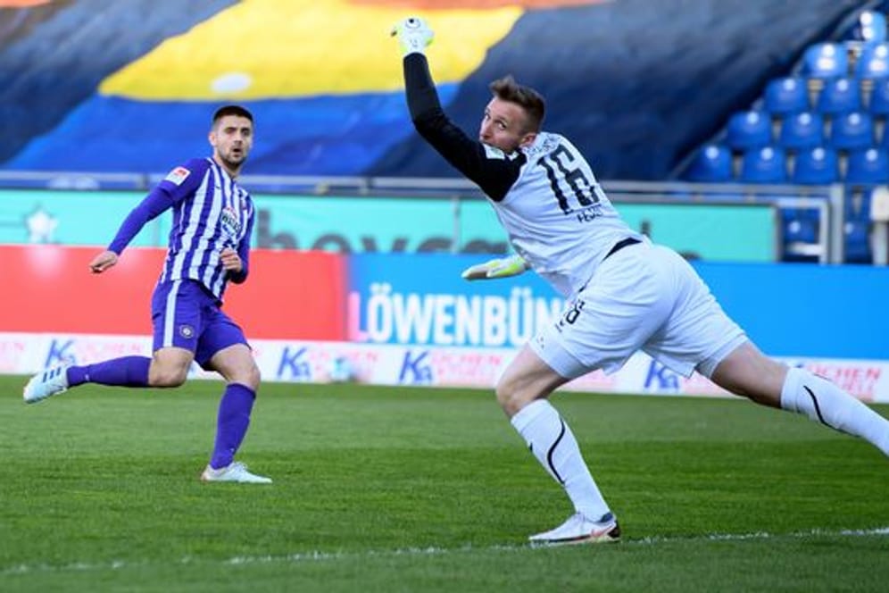 Dimitrij Nazarov (l) erzielt für Aue das 1:0.