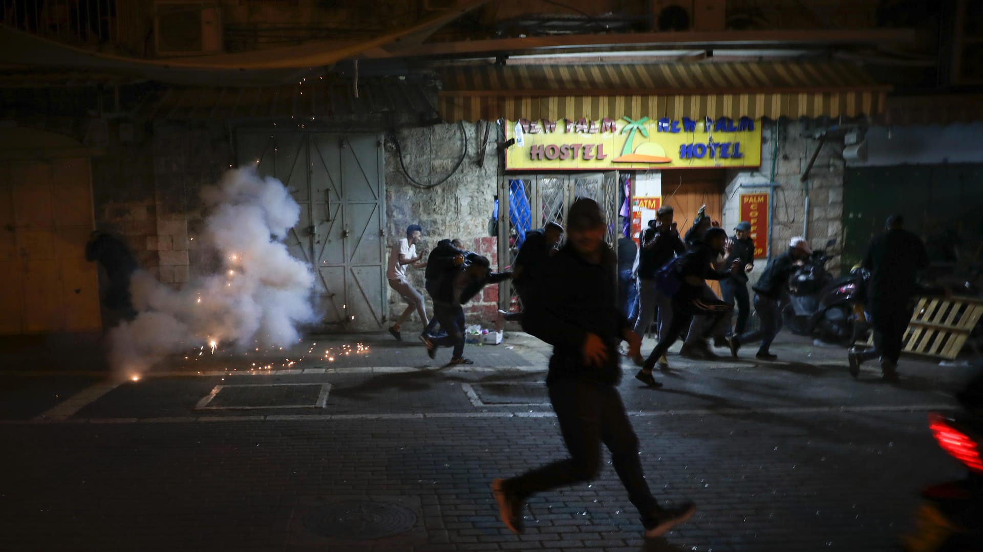 Palästinenser fliehen vor der israelischen Polizei: Kämpfe in Jerusalem.