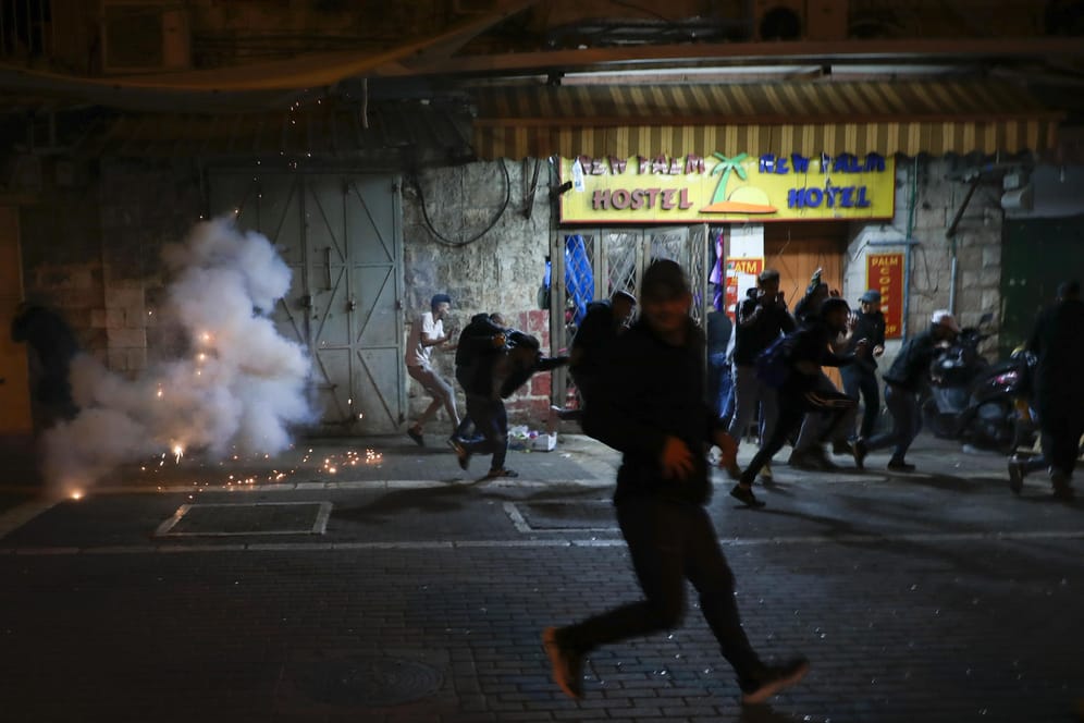 Palästinenser fliehen vor der israelischen Polizei: Kämpfe in Jerusalem.