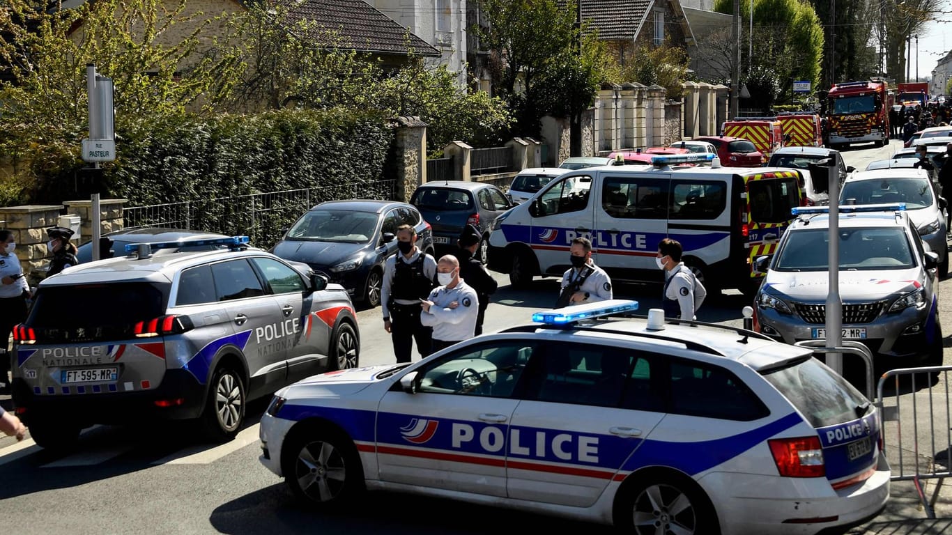 Polizei am Tatort in Rambouillet: Drei Männer, die mit dem mutmaßlichen Täter in Kontakt standen, wurden bereits festgenommen.