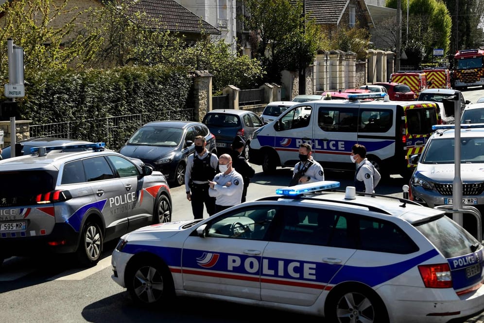 Polizei am Tatort in Rambouillet: Drei Männer, die mit dem mutmaßlichen Täter in Kontakt standen, wurden bereits festgenommen.