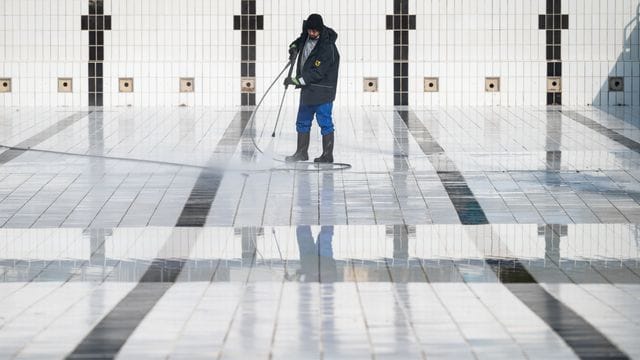 Ein Mitarbeiter reinigt ein Becken im Inselbad Untertürkheim in Stuttgart. Ein Mitarbeiter reinigt ein Becken im Inselbad Untertürkheim in Stuttgart.