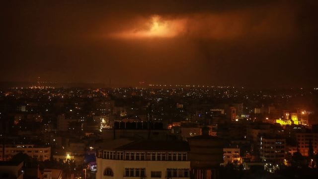 Von der israelischen Armee abgefeuerte Leuchtbomben erhellen den Nachthimmel über Gaza.