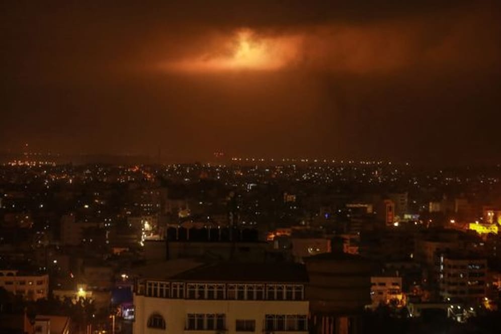 Von der israelischen Armee abgefeuerte Leuchtbomben erhellen den Nachthimmel über Gaza.