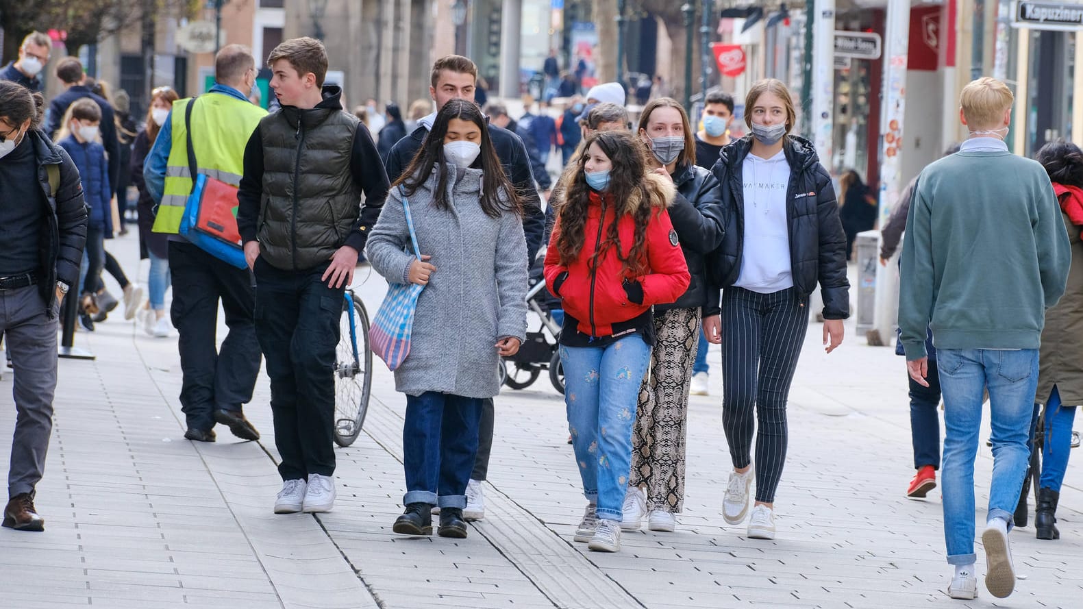 Einkaufsstraße in Düsseldorf: Geimpfte und Genesene könnten bald von Kontaktbeschränkungen und Quarantäne-Regelungen befreit werden (Symbolbild).