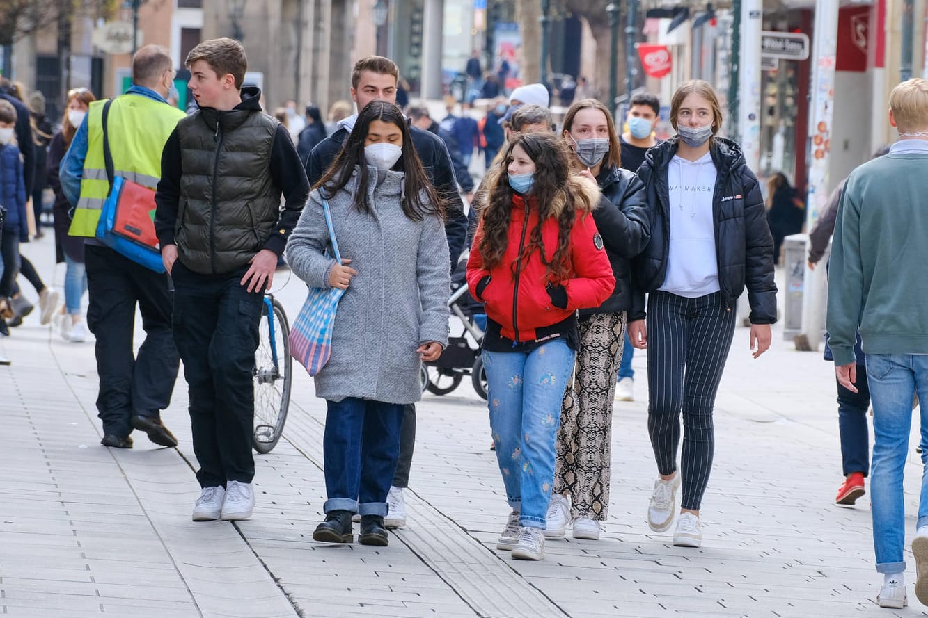 Einkaufsstraße in Düsseldorf: Geimpfte und Genesene könnten bald von Kontaktbeschränkungen und Quarantäne-Regelungen befreit werden (Symbolbild).