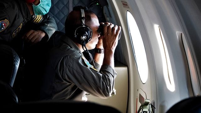 Die Besatzung eines Patrouillenflugzeugs der indonesischen Marine bei der Suche über der Bali-See. Die Besatzung eines Patrouillenflugzeugs der indonesischen Marine bei der Suche über der Bali-See.