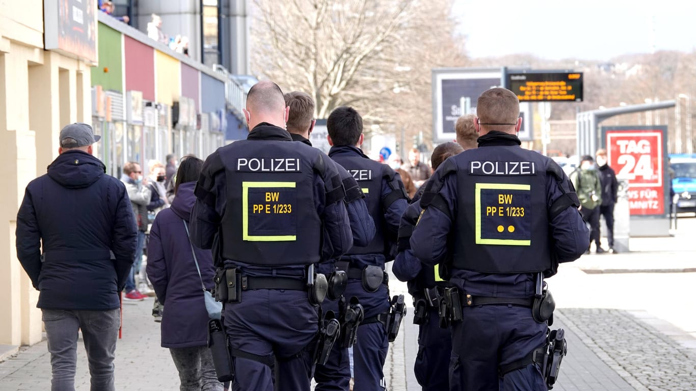 Polizei in der Innenstadt von Chemnitz: Bereits im März war es zu Verstößen gegen das Verbot der Demonstration gekommen.