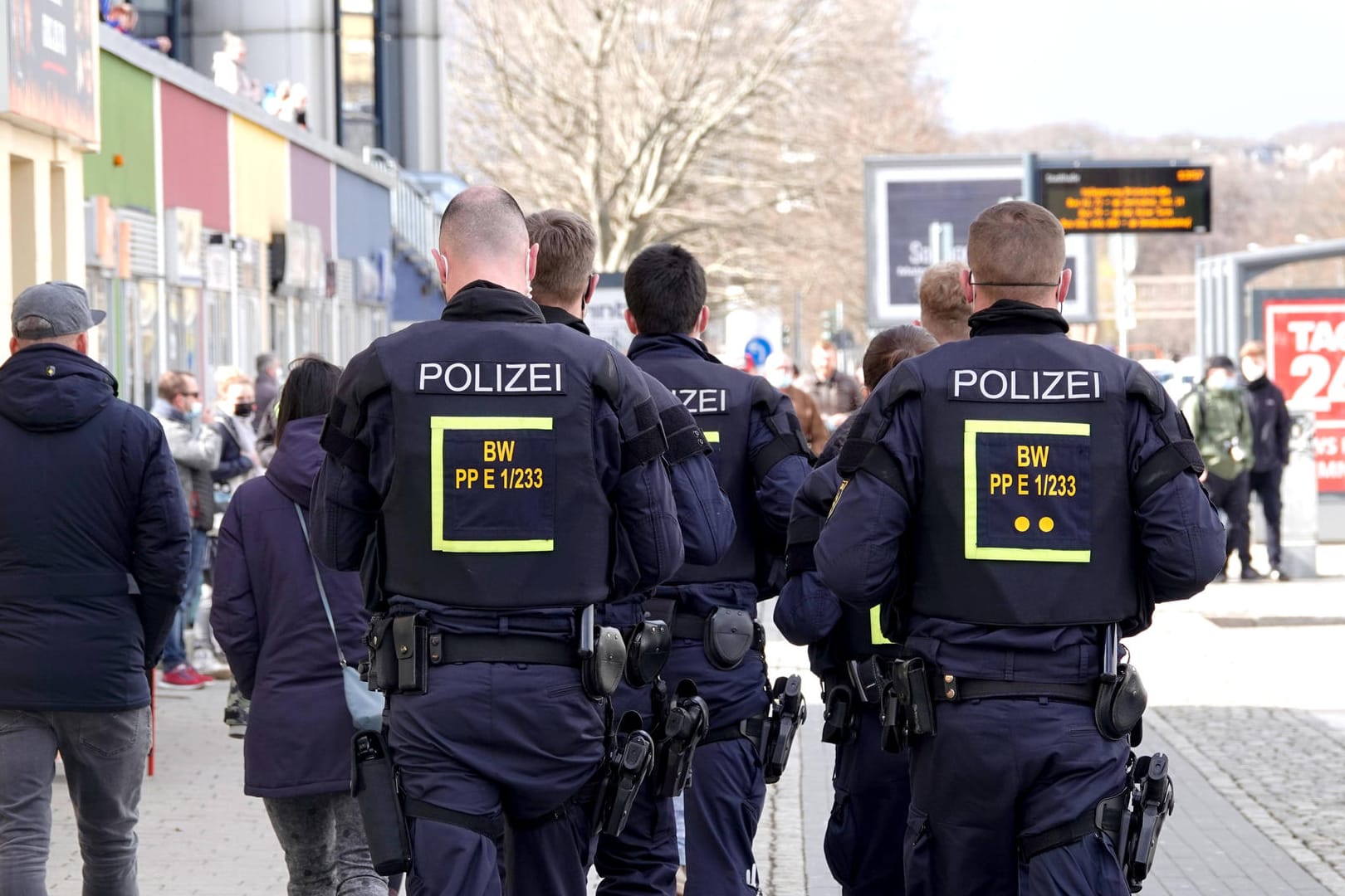 Polizei in der Innenstadt von Chemnitz: Bereits im März war es zu Verstößen gegen das Verbot der Demonstration gekommen.