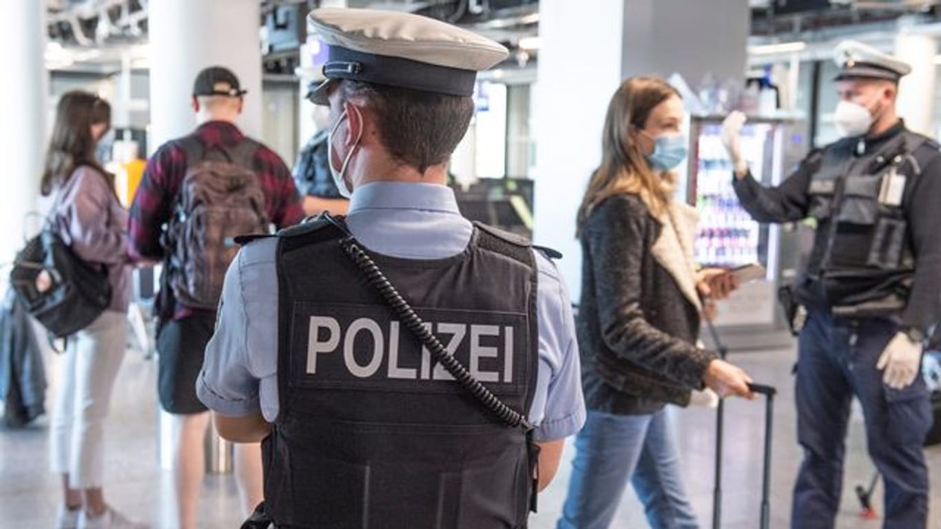 Die Bundespolizei kontrolliert Reisende am Frankfurter Flughafen.
