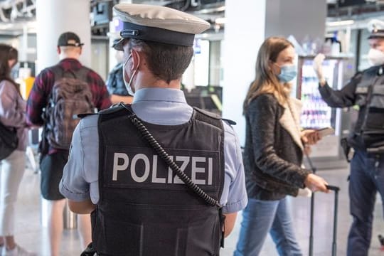 Die Bundespolizei kontrolliert Reisende am Frankfurter Flughafen.