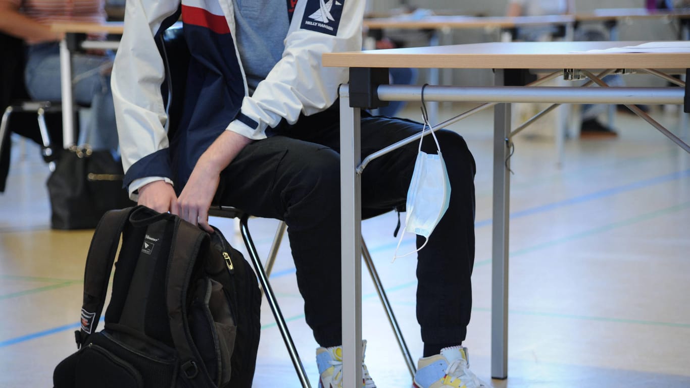 Schüler an einem Tisch zur Abiturprüfung: In NRW hat eine Aufgabe ein Nachspiel bis in die USA.